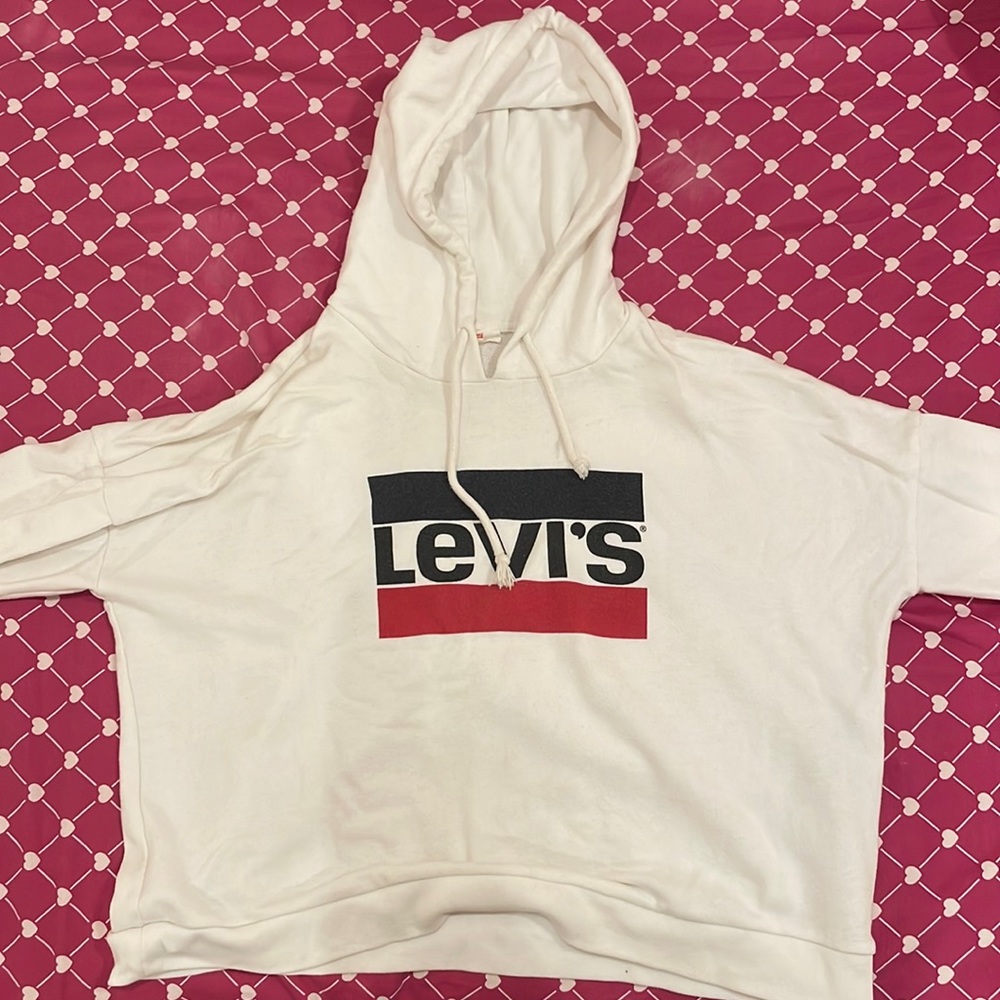 White Levi’s hoodie